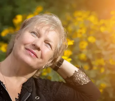 Vrouw geniet in tuin