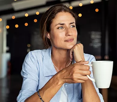 Vrouw geniet van koffie