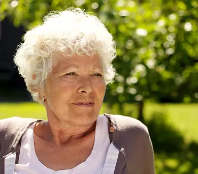 Vrouw geniet in tuin